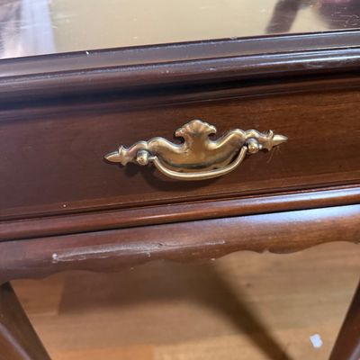 LOT 81: Ethan Allen Dropleaf Side Table with Drawer, Table Lamp and Seth Thomas Quartz Clock