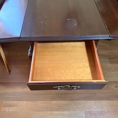 LOT 81: Ethan Allen Dropleaf Side Table with Drawer, Table Lamp and Seth Thomas Quartz Clock