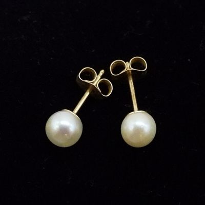 Sale Photo Thumbnail #23: 14K Yellow Gold Pearl Stud Earrings