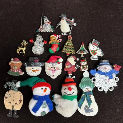 Lot of Vintage and Modern Christmas Holiday Brooches and Pins Snowmen Santa Trees R75