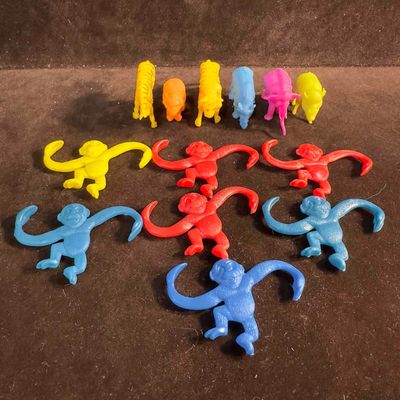 Sale Photo Thumbnail #1015: Barrel of Monkeys 1965 Vintage Plastic Zoo Animals