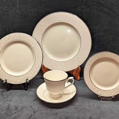 Lenox China Opal Innocence 5 Piece Place Setting D