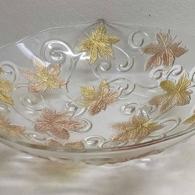 Large Glass Foliage Leaf Textured Bowl