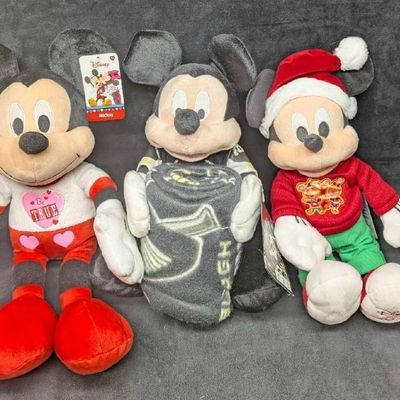 Sale Photo Thumbnail #1209: Disney Mickey Mouse Holiday Plushes And Hockey Throw And Pillow Set