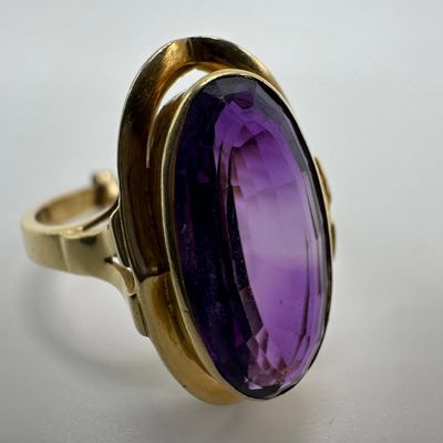 18K Yellow Gold Purple Amethyst Oval Cocktail Ring W42