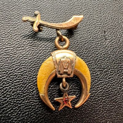 Sale Photo Thumbnail #1130: Antique 10k Gold Shriners Pin With Claw Crescent