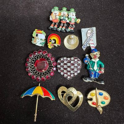 Group Lot of Costume Brooches and Pins Floral Novelty Holiday and Rhinestone Designs R83