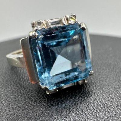 10k White Gold Square-Cut Topaz Ring