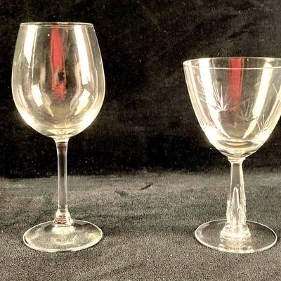 Set of (2) Glass Wine Glasses