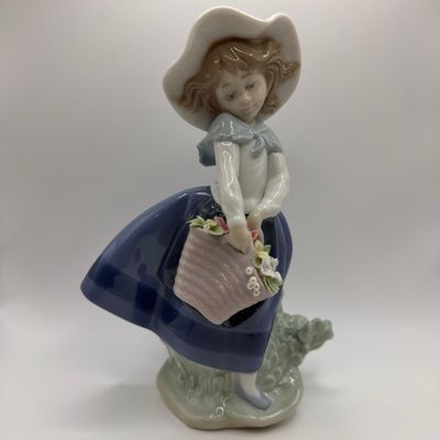 Lladro 5222 Basket of Love Porcelain Girl with Flower Basket Figurine R240
