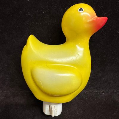 Vintage Duck Night Light Plug In Lamp Yellow Hard Plastic Nursery Decor