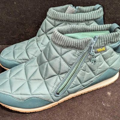 Teva Mens Size 12 Mid Quilted Boots