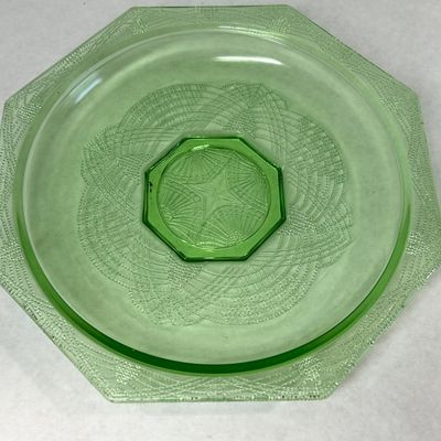 ROMANESQUE PATTERN URANIUM GLASS PLATE, 1930S