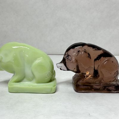 BOYD'S GLASS SUEE PIG FIGURINES 1978