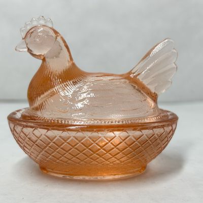 *BOYD PEACH MEDIUM HEN ON NEST