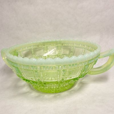BEADED BLOCK URANIUM OPALESCENT GLASS DISH, CIRCA 1905