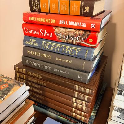 Sale Photo Thumbnail #176: Books, DVDs, coffee table