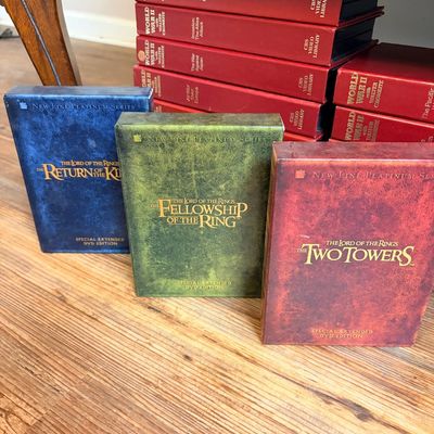 Sale Photo Thumbnail #177: Books, DVDs, coffee table