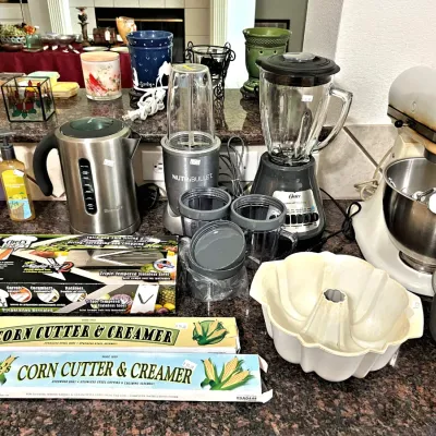 Sale Photo Thumbnail #40: Plenty of kitchen items