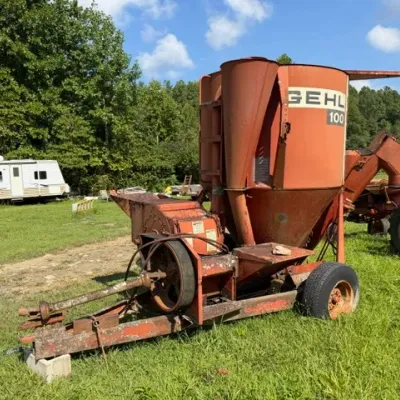 GEHL 100 Feed Grinder panels need repair blades spin