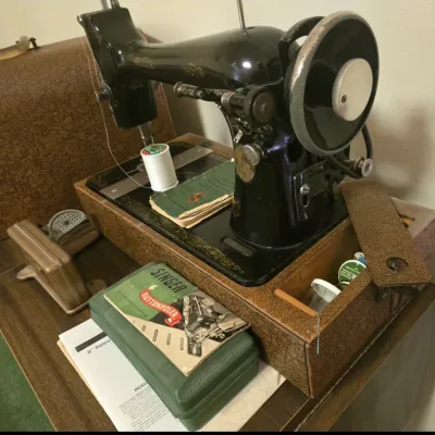 Antique Working Singer. Many Extras.