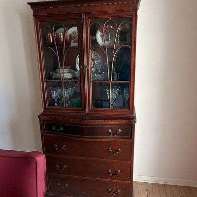 Bernhardt Georgian Design Vintage Mahogany China or Display Cabinet