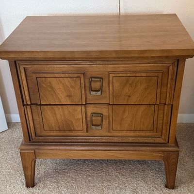 Thomasville Furniture Commentary Collection 2-Drawer Nightstand