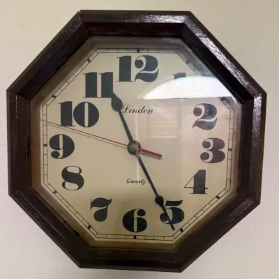 Retro Linden Octagon Quartz Wall Clock – Wood Frame, Big Bold Numbers