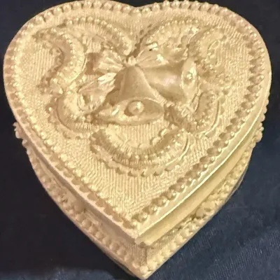 Vintage Heart-Shaped Trinket Box with Roses & Wedding Bells – Decorative Keepsake Box