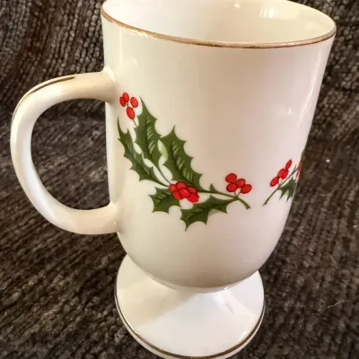 Vintage Christmas Holly Fine Porcelain Pedestal Mug – Japan Gold Trim