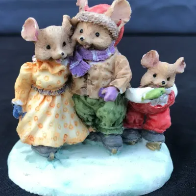 Vintage Christmas Ice Skating Mouse Family Figurine – Holiday Resin Mice on Snow Base