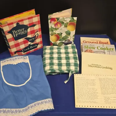 Vintage Cookbooks & Aprons - Better Homes & Gardens, Slow Cooker Recipes, Taste Of Home