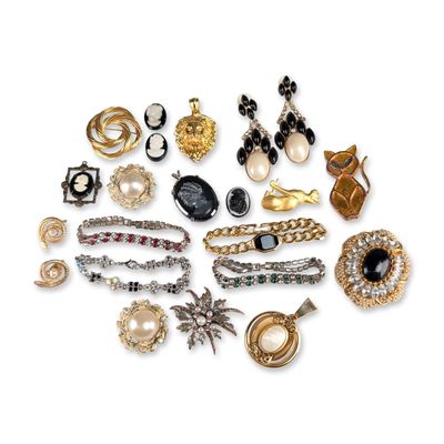 22pc Vintage Mid-Century Costume Jewelry Collection