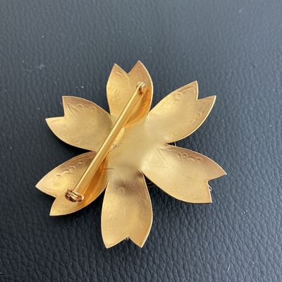 Beautiful Vintage mixed metal floral Brooch