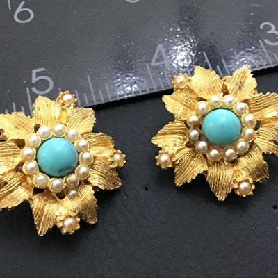 Beautiful Vintage Clip on Earrings Sea pearls with Faux Turquoise Stone