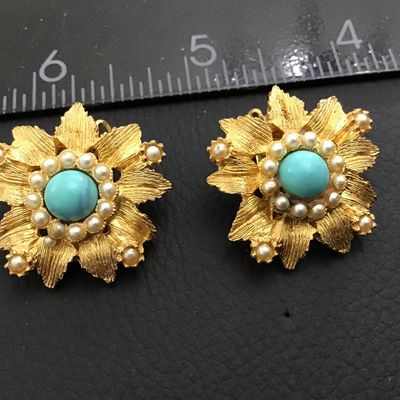 Beautiful Vintage Clip on Earrings Sea pearls with Faux Turquoise Stone
