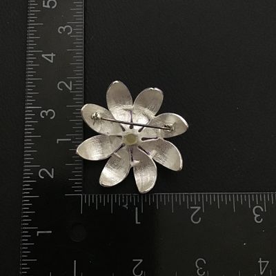 Beautiful vintage flower Crystal Rhinestone brooch