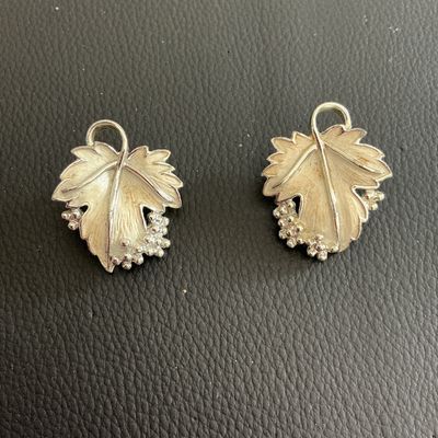 Beautiful Vintage Sarah Coventry whispering leaf earrings