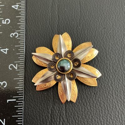 Beautiful Vintage mixed metal floral Brooch