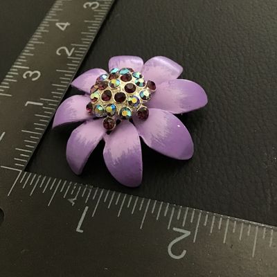 Beautiful vintage flower Crystal Rhinestone brooch