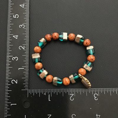 Pretty glass bead stretch bracelet with Shell charm