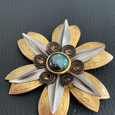 Beautiful Vintage mixed metal floral Brooch