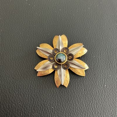 Beautiful Vintage mixed metal floral Brooch