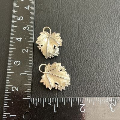 Beautiful Vintage Sarah Coventry whispering leaf earrings