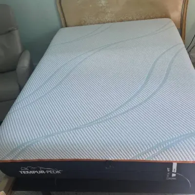 Tempur-pedic Electric Proadapt Firm Full Mattress & Drexel Frame