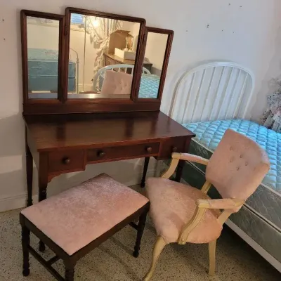 Mahogany Vanity With Bench And Chair