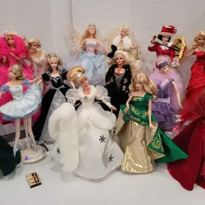 16 Vintage Mattel Barbies + Mini