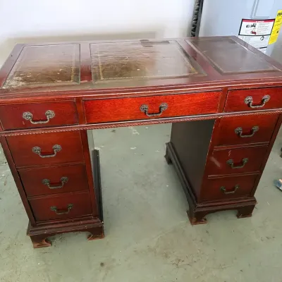 Georgian-Style Double Pedestal Kneehole Desk with 8 Drawers