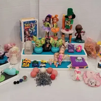 Vintage Fast-Food Promotional Figures, Miniature Dolls, and Small Collectible Toys