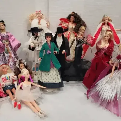 17 Vintage Mattel Barbies